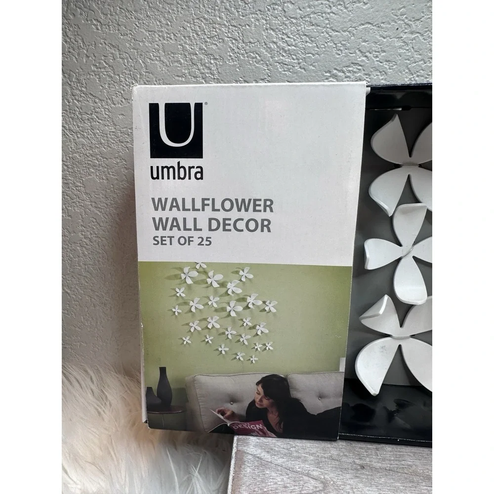 $39 🌙 NIB Umbra Wallflower Wall Decor - Set of 25